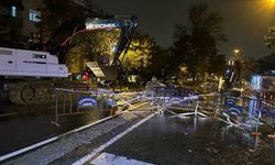 İstanbul'daki sağanakta Eyüpsultan'da yol çöktü
