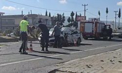 Kamyonet ile otomobil çarpıştı
