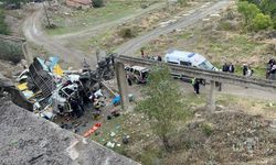 Kastamonu'da kargo kamyonu köprüden düştü: 2 kişi yaralandı