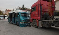 Konya’da hafriyat kamyonu ile minibüs çarpıştı!