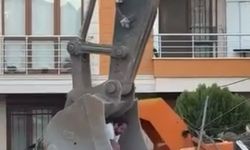 Maltepe'de enkaz altında kalan kedi kurtarıldı
