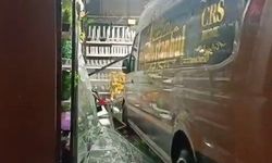 Minibüsün altında kalmaktan son anda kurtuldular