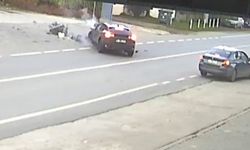 Motosiklet ile otomobil çarpıştı!