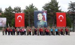 Öğrenciler Mehmetçikle Bir Gün kapsamında kışlaları ziyaret etti