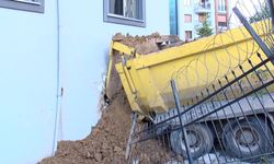 Pendik'te Freni Boşalan Hafriyat Kamyonu 6 Katlı Binaya Girdi