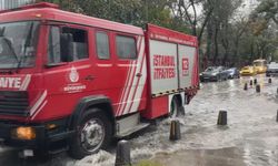 Sarıyer'de araçlar göle dönen yolda güçlükle ilerledi