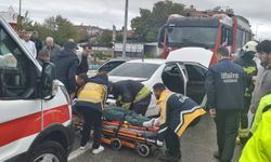 Tekirdağ'da iki otomobil kavşakta çarpıştı