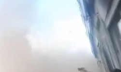 Yıkımı yapılan binanın bir bölümü askıda kaldı