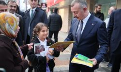 Kocaeli'de kitaplar ağaçlarda açtı: 5 bin kitap dakikalar içinde toplandı