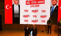 Özgür Özel’den Murat Karayalçın’a rozet!