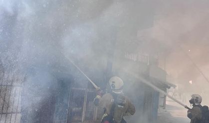 Hatay'da 3 katlı bina alev aldı