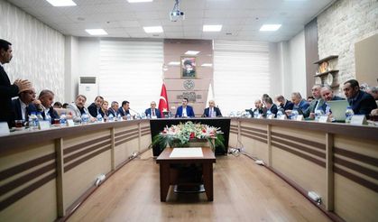 "Özgür Bey etrafına baksın yapılanları iyi görür"