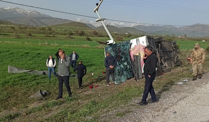 Van'da otobüs devrildi