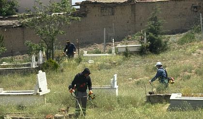 Kalecik Belediyesi’nden Mezarlıklarda Temizlik Çalışması
