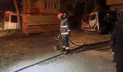 Park halindeki araç alev aldı