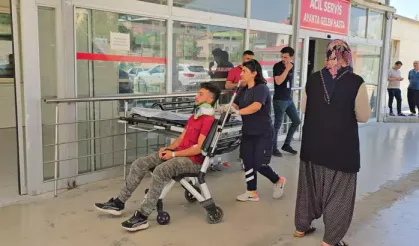 Adana'da arazöz devrilmesiyle 2 kişi yaralandı