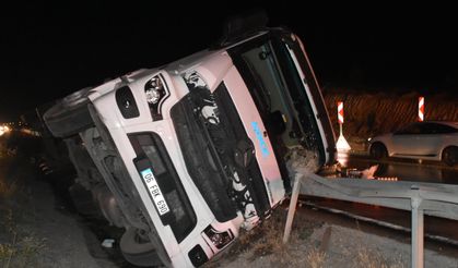 Kırıkkale’de Tır Refüje Devrildi