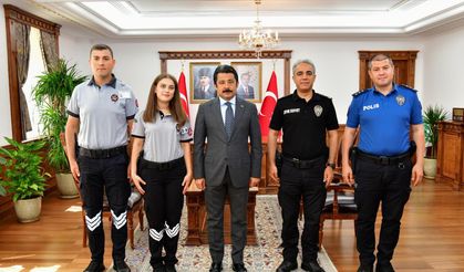 Vali Demiryürek, özel güvenlik görevlileriyle bir arada!