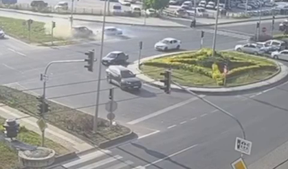 Kavşakta iki otomobil çarpıştı