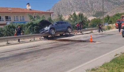 Otomobil, bariyere asılı kaldı!