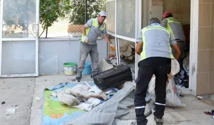 İki farklı evden 8 kamyon çöp çıktı