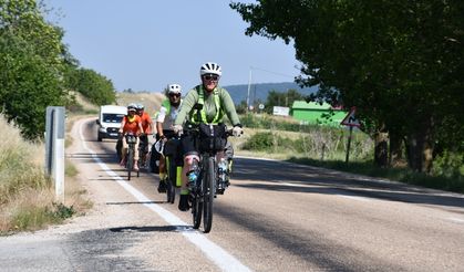 İklim krizine dikkati çekmek için bisiklet sürdü