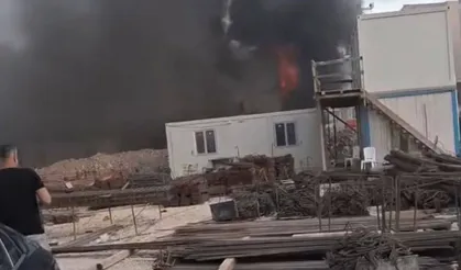 Yangında mahsur kalan kedi kurtarıldı