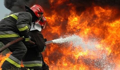 Evde çıkan yangında 15 kişi dumandan etkilendi