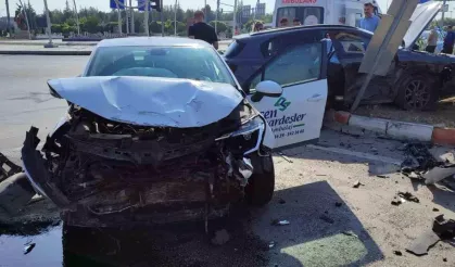 Araca sıkışan sürücü kurtarıldı