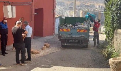 Evden 2 kamyonet çöp çıkarttılar