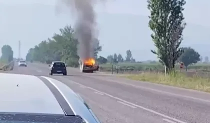 Seyir halindeki otomobil alev aldı