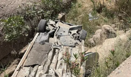 Otomobil uçuruma yuvarlandı