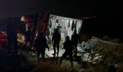 Soda yüklü TIR Polatlı'da devrildi!