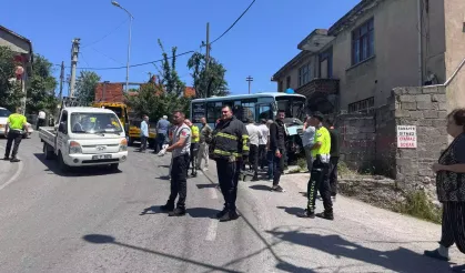 Yolcu otobüsü duvara tosladı
