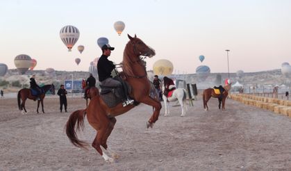 Festival'de Renkli Görüntüler:  Karayı atlar havayı balonlar süsledi
