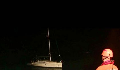 Çanakkale Boğazı'nda sürüklenen tekne kurtarıldı