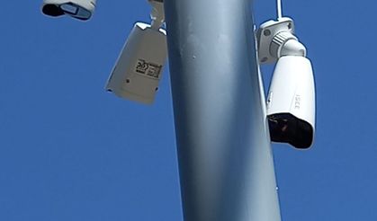 Güvenlik kamerasına zarar verdi