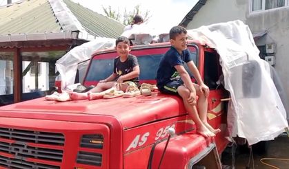 Kamyon kasasında çocuklar yüzdü