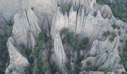 Küpyar'ın kaya oluşumları peri bacalarını andırıyor