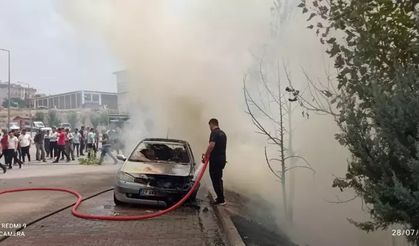Şırnak'ta odun yığını alev alarak park halindeki araca sıçradı!