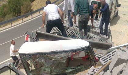 Bitlis'te kamyon devrildi: 1 ölü