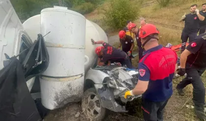 Beton mikseri otomobilin üzerine devrildi