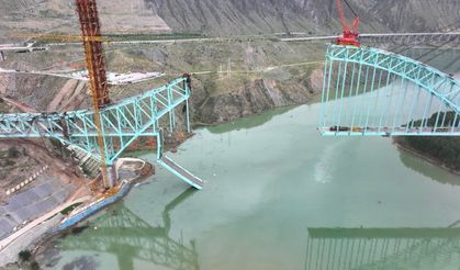 İnşaa halinde köprü çöktü