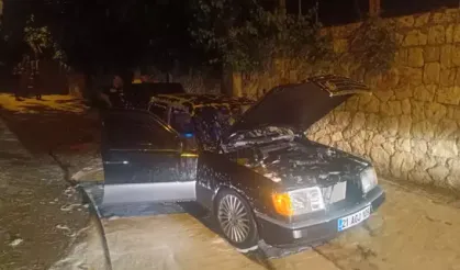 Seyir halindeki otomobil alev aldı