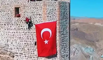 Van Gürpınar’daki Hoşap Kalesi’ne Türk Bayrağı Yeniden Asıldı