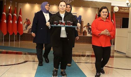 Çağla ve Elif, istihdam edildikleri valiliğe neşe kattı