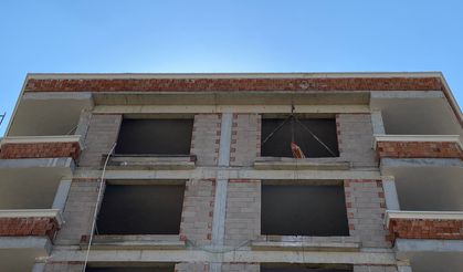 Asansör boşluğuna düşerek can verdi!