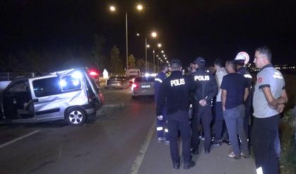 Erzurum’da Otomobil Refüje Çarpıp Devrildi