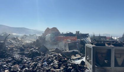 Fabrikada çıkan yangını soğutma çalışmaları sürüyor