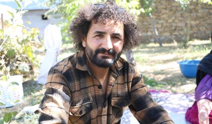 Kadınlar, dedelerinden kalma taş değirmende buğday öğütüyor